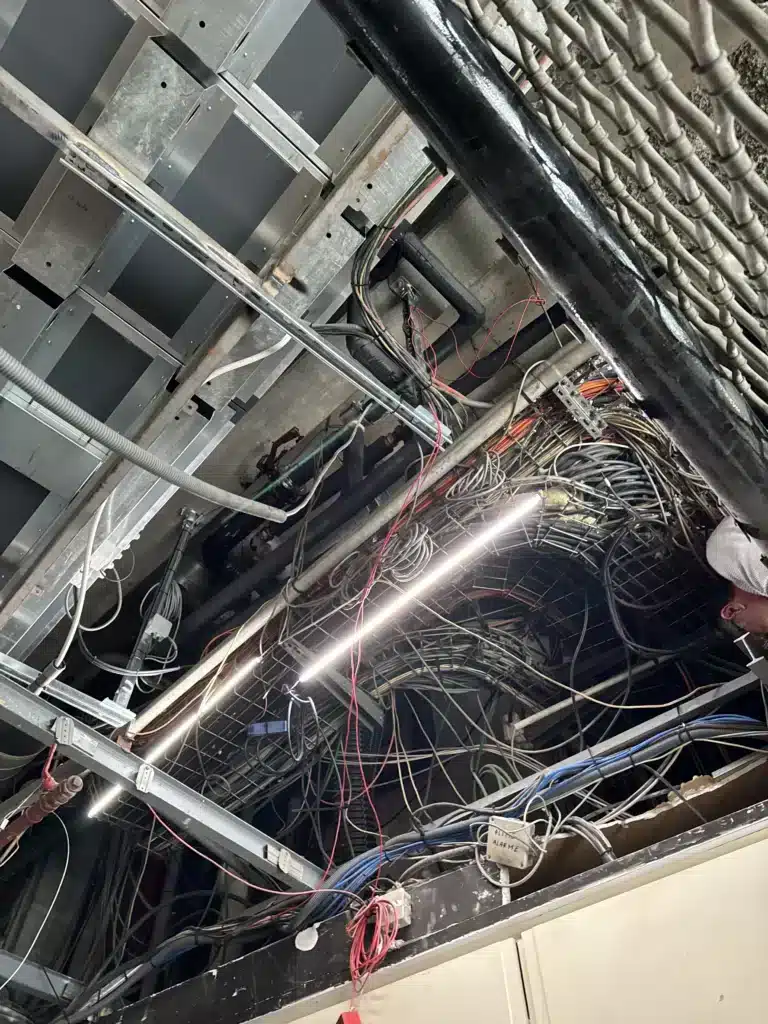 Installation de câblage électrique dans un plafond technique – intervention sur chantier par un électricien professionnel à Bordeaux